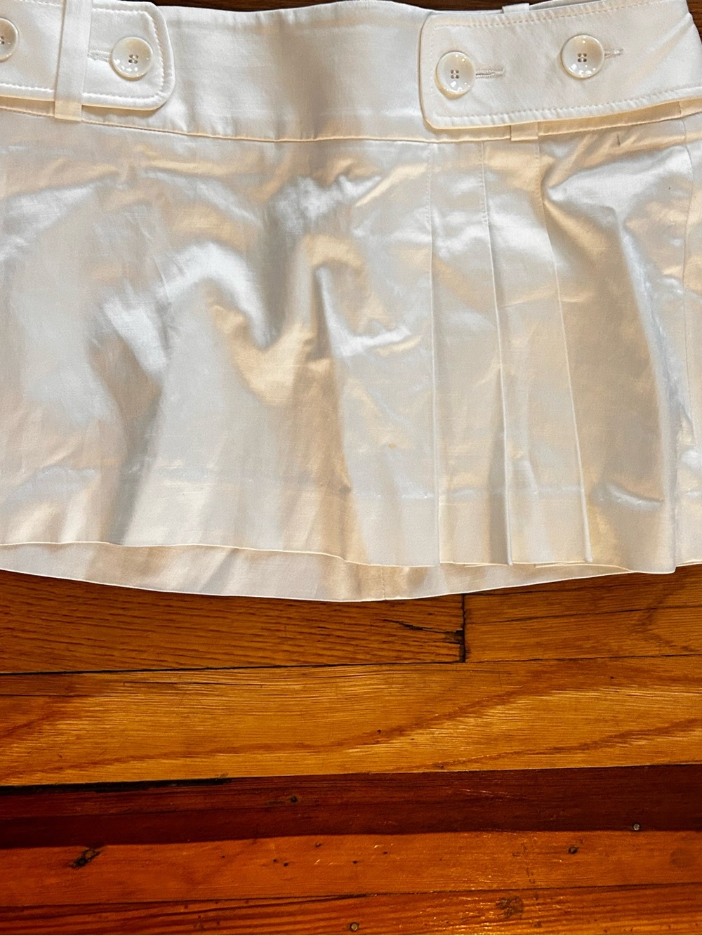 Gorgeous bebe White Pleated Mini Skirt with Buttoned Waistband